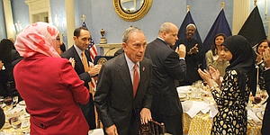 Bloomberg%20applauded%20by%20Muslims%20at%20Ramadan%20dinner.jpg