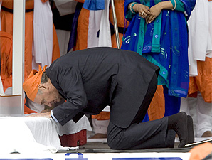 Canadian PM Martin kneeling at Sikh festival.jpg