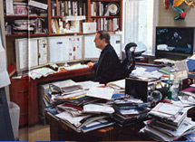 Gore%20in%20his%20home%20office.jpg