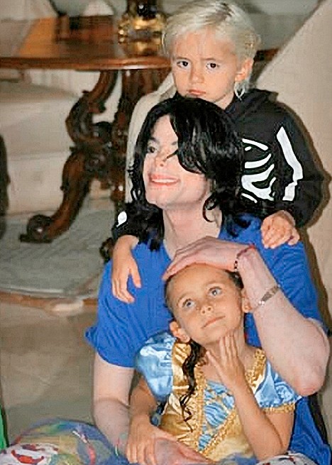 MIchael%20Jackson%20with%20his%20children.jpg