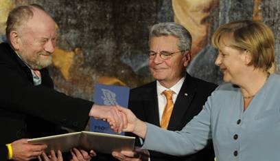 Merkel%20shaking%20hands%20with%20Westergaard.jpg