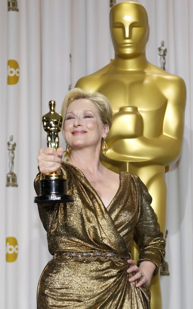 Meryl%20Streep%20looking%20like%20empress%20with%20Oscar.JPG