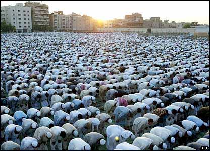 Muslims%20praying%20in%20vast%20square.jpg