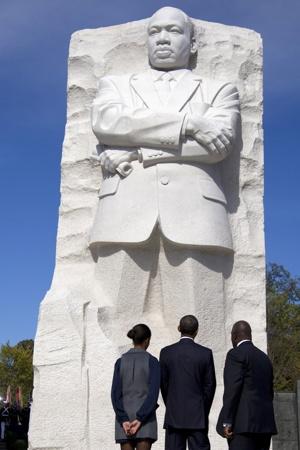 Obama%20at%20King%20statue.jpg