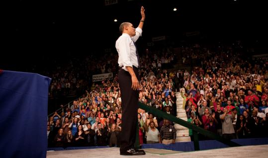 Obama%20waves%20to%20crowd.jpg