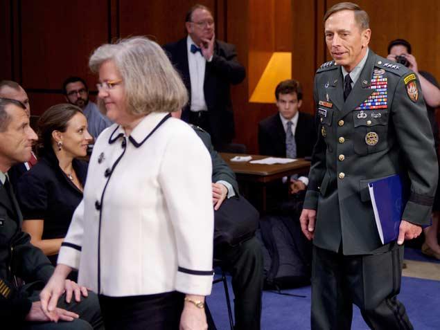 Petraeus%20and%20wife%20at%20hearing.jpg