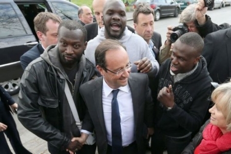 hollande%20with%20voters.jpg